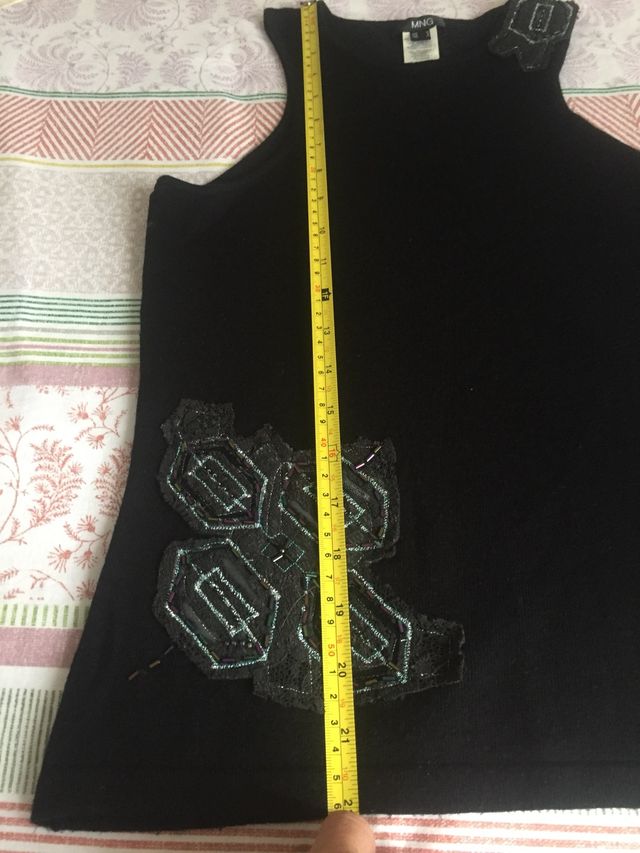 Chaleco de punto negro cuello a la caja. Mango