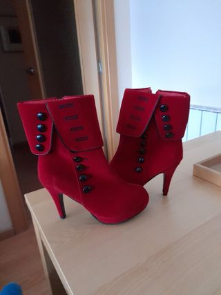 Botas tacón rojas n°38 de segunda mano por 20 EUR en Vila-Seca en WALLAPOP