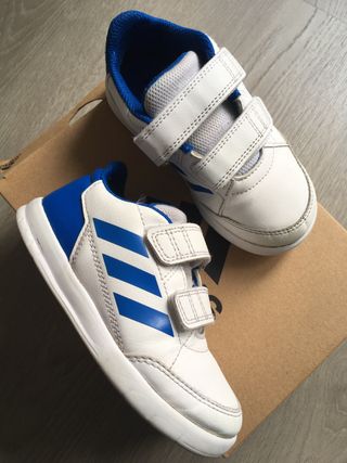 Tenis Adidas talla 26 de segunda mano por 8 EUR en Santiago de Compostela  en WALLAPOP