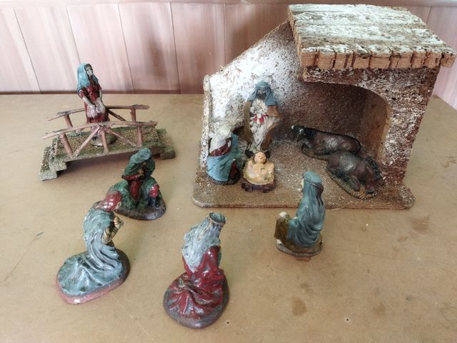 Figuras y portal de Belén completo.