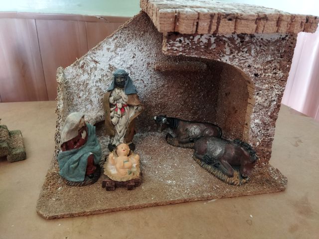 Figuras y portal de Belén completo.