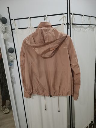 Chaqueta impermeable Zara. de segunda mano por 10 EUR en Almería en WALLAPOP