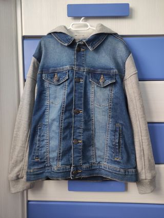 Chaqueta vaquera con mangas de sudadera niño de segunda mano por 10 EUR en  Ampuero en WALLAPOP