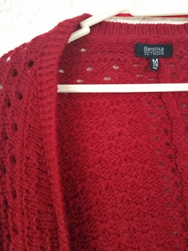 Chaqueta roja gordita y abierta.