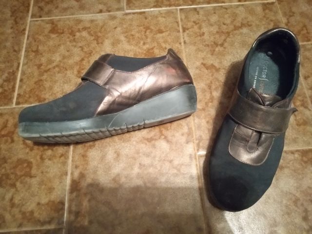 Zapatos negros y bronce. Marca Doctor Cutillas.