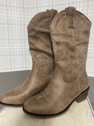 Botas cowboy mujer . Núm.38 de segunda mano por 25 EUR en Puigcerda en  WALLAPOP