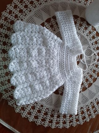 Vestido de bebé a ganchillo 0-3 meses de segunda mano por 30 EUR en Málaga  en WALLAPOP