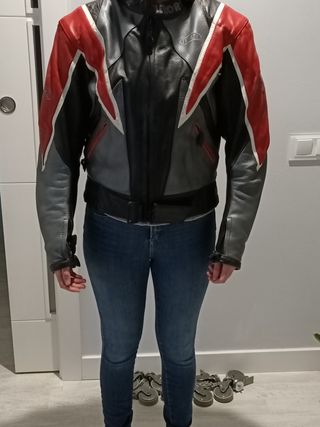 Chaqueta cuero moto de segunda mano por 59 EUR en Cornellà de Llobregat en  WALLAPOP