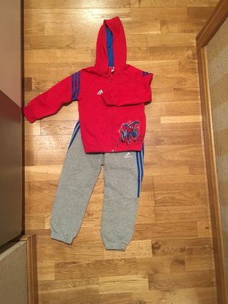 Chándal adidas Spiderman talla 104 de segunda mano por 15 EUR en Zaragoza  en WALLAPOP