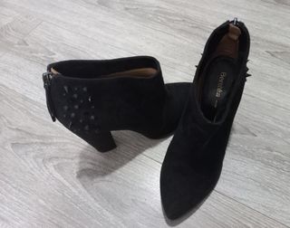 Botín negro Bershka. Con tacón ancho y tachuelas de segunda mano por 10 EUR  en Burgos en WALLAPOP