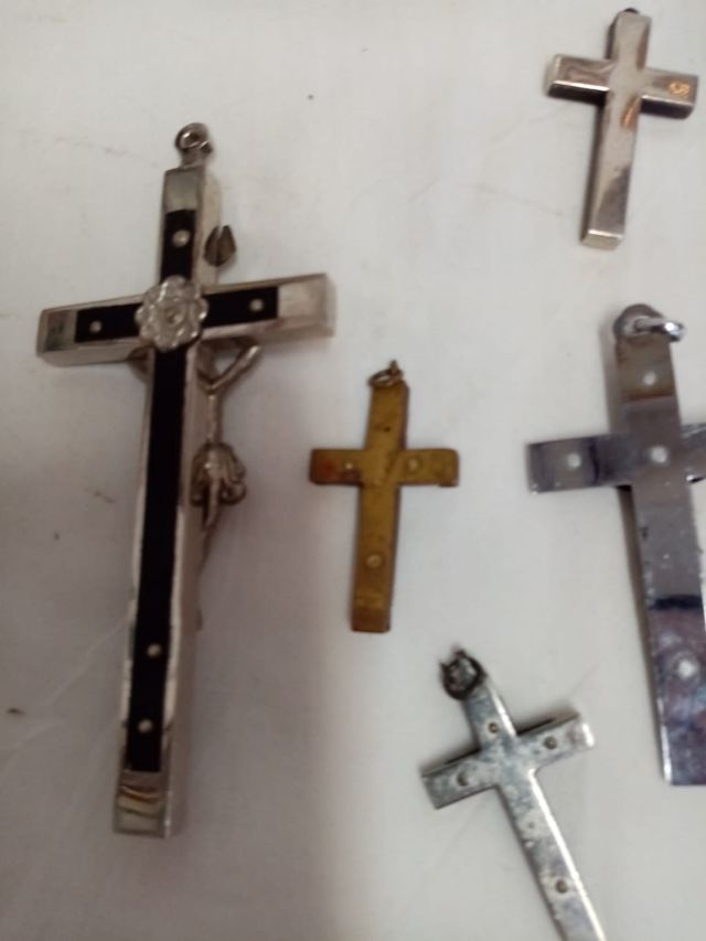 Lote de 9 crucifijos antiguos, años 1950 /60, 10,5