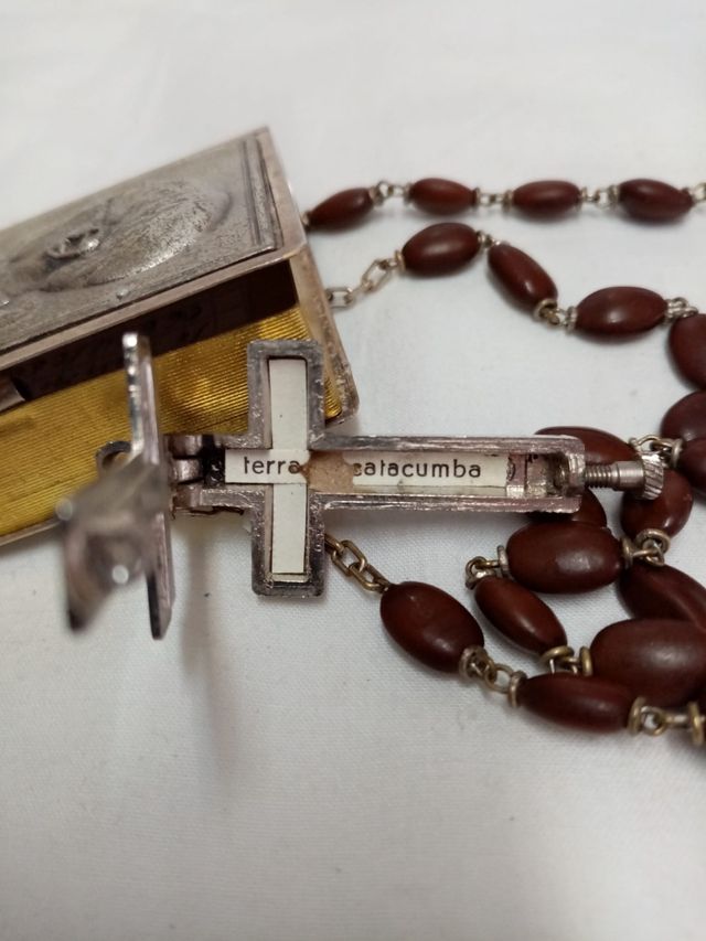 Relicario en forma de libro, con la figura de el P