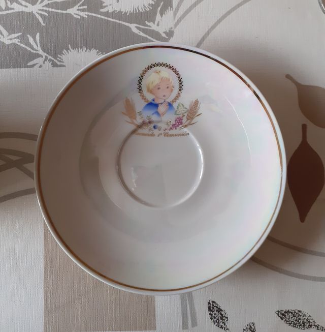 TAZA CON PLATO, Y COPAS DE COMUNIÓN.