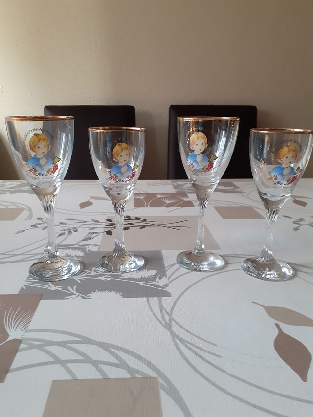 TAZA CON PLATO, Y COPAS DE COMUNIÓN.