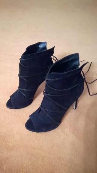 Botines Guess tacón alto ante negros T40 de segunda mano por 150 EUR en  Barcelona en WALLAPOP