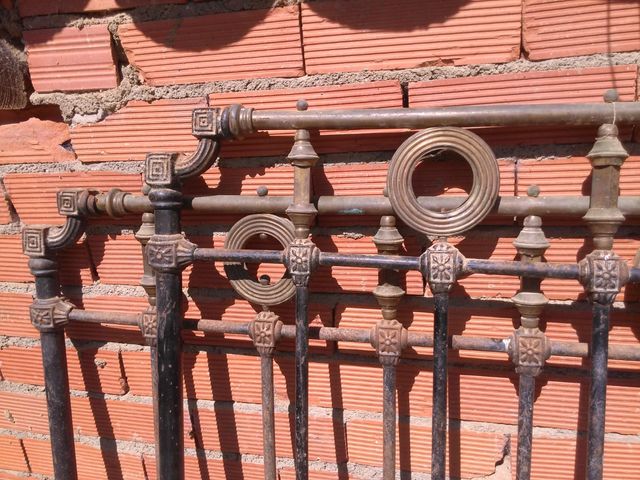 camas antiguas, tres modelos diferentes