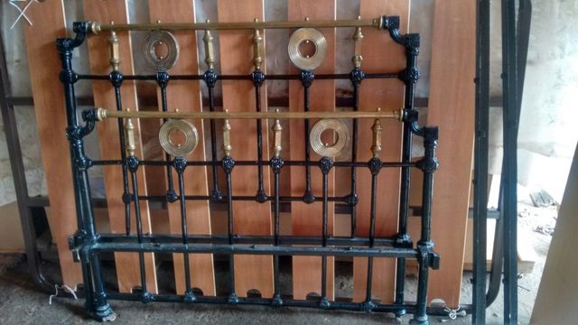 camas antiguas, tres modelos diferentes