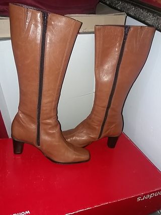 Botas piel WONDERS de segunda mano por 15 EUR en Alcobendas en WALLAPOP