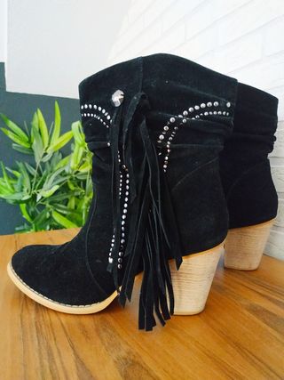 Botas negras de flecos de segunda mano por 10 EUR en Pinto en WALLAPOP