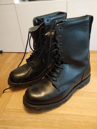 Botas negras tipo militar Iturri de segunda mano por 45 EUR en Valladolid  en WALLAPOP