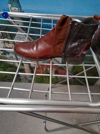 BOTINES MARRÓN OSCURO TODO PIEL CON DETALLES de segunda mano por 29 EUR en  Monforte de Lemos en WALLAPOP