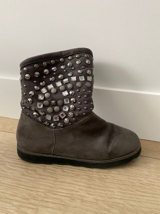 Botas tipo UGG grises con tachuelas de segunda mano por 25 EUR en  Alcobendas en WALLAPOP