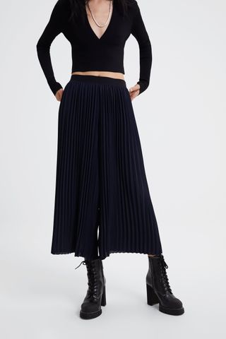 Pantalón plisado Zara de segunda mano por 10 EUR en Palencia en WALLAPOP