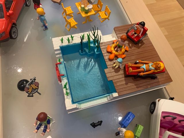 Piscina y coches playmobil