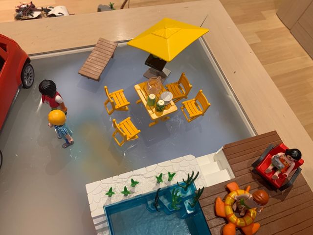 Piscina y coches playmobil