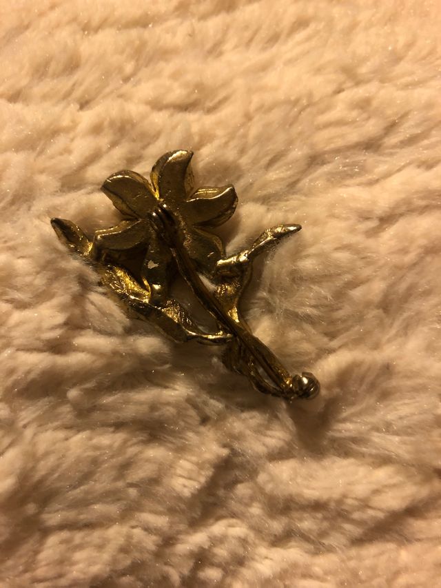 Broche antiguo con forma de flor