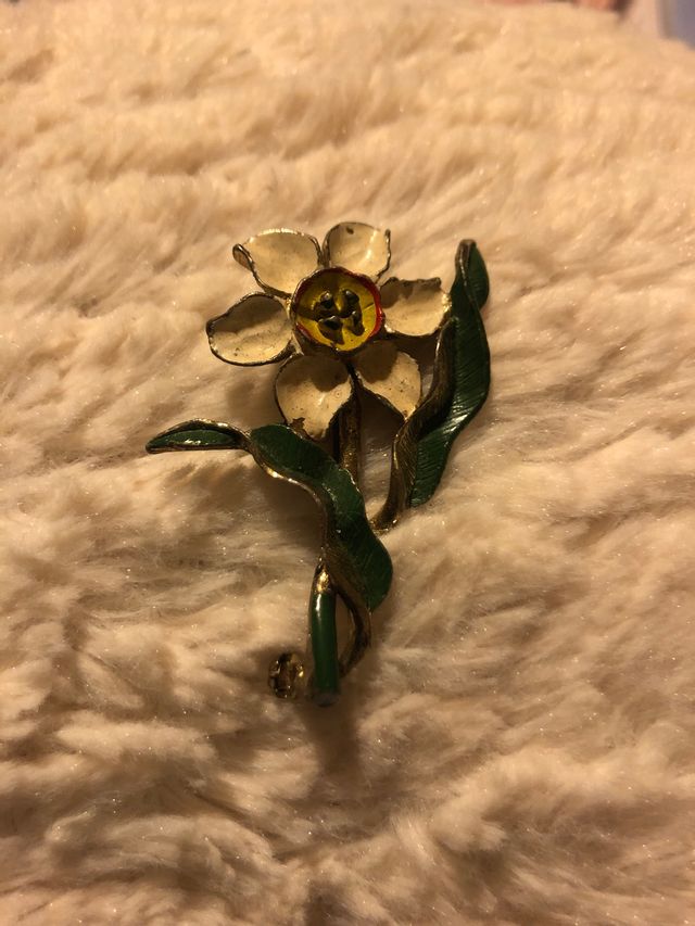 Broche antiguo con forma de flor
