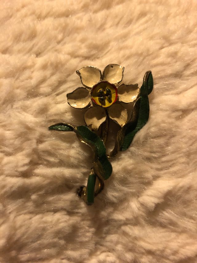 Broche antiguo con forma de flor