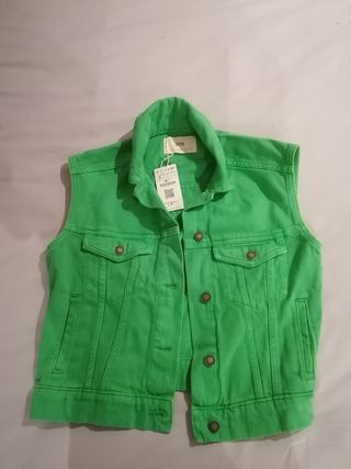 Chaleco verde Stradivarius de segunda mano por 15 EUR en Ponferrada en  WALLAPOP