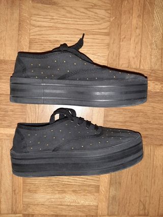 Zapatillas negras con tachuelas. talla 36 de segunda mano por 5 EUR en  Málaga en WALLAPOP