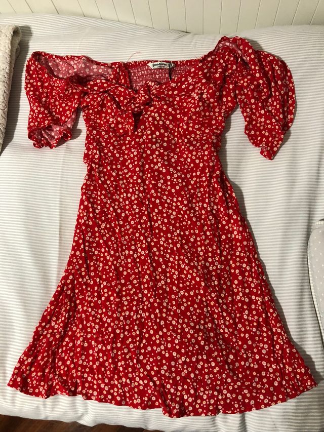 vestido rojo de stradivarius