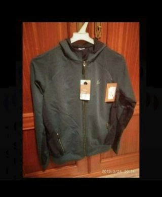 Sudadera niños Decathlon nueva de segunda mano por 6 EUR en Antequera en  WALLAPOP