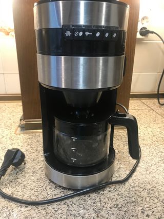 Cafetera con molinillo integrado de segunda mano por 19 EUR en  Rivas-Vaciamadrid en WALLAPOP