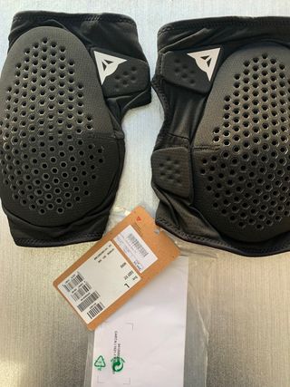 Rodilleras Pantalón Moto nuevas a estrenar de segunda mano por 32 EUR en  San Martín de la Vega en WALLAPOP