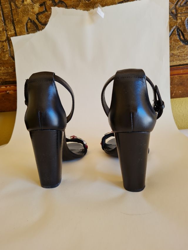 sandalias negras con pedrería