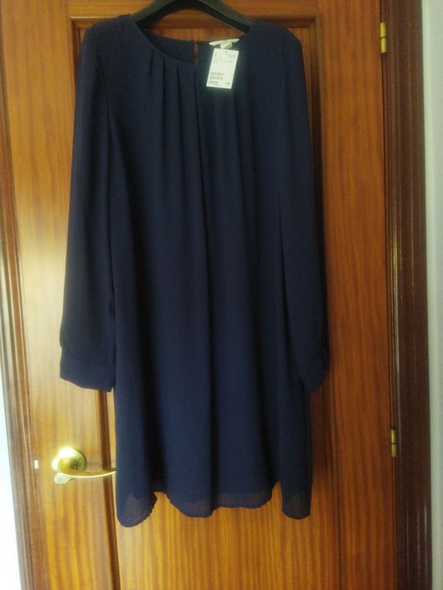 vestido azul marino.