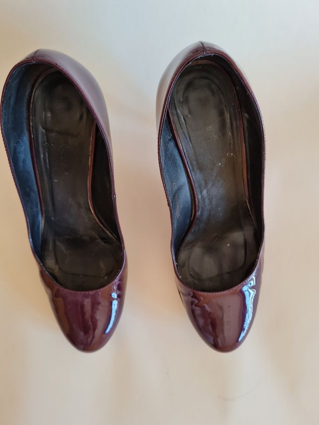 zapato de charol con tacón y cuña