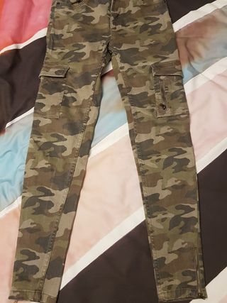 Pantalón pull and bear cargo camuflaje mujer 38 de segunda mano por 5 EUR  en Lleida en WALLAPOP