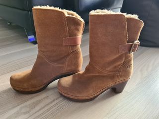 Botas UGG tacón de segunda mano por 95 EUR en Barcelona en WALLAPOP
