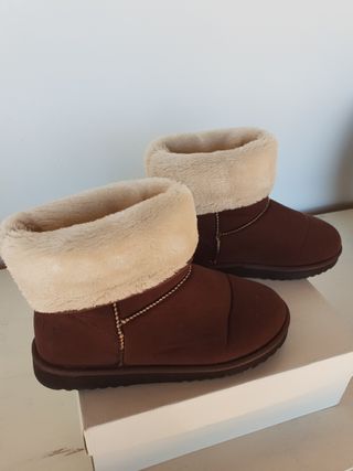 Botines estilo UGG de segunda mano por 25 EUR en Mijas en WALLAPOP