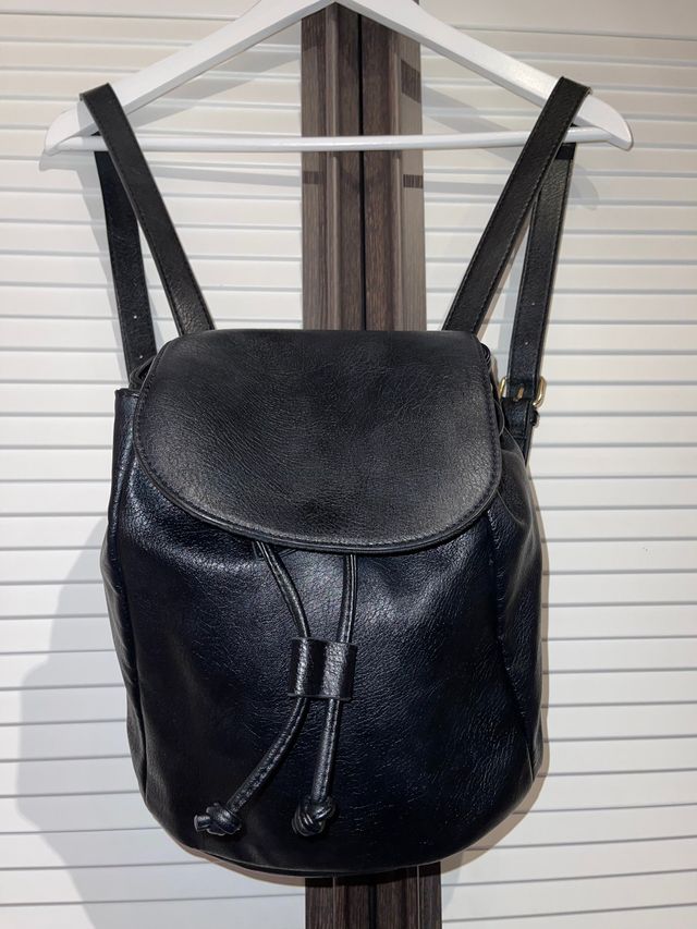 Bolso-Mochila negro, mediano.