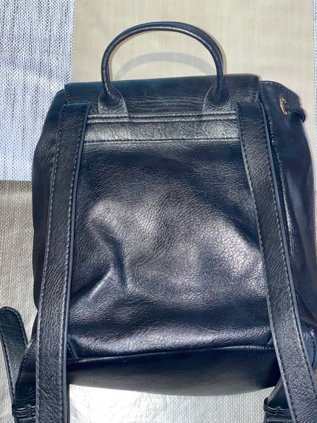 Bolso-Mochila negro, mediano.