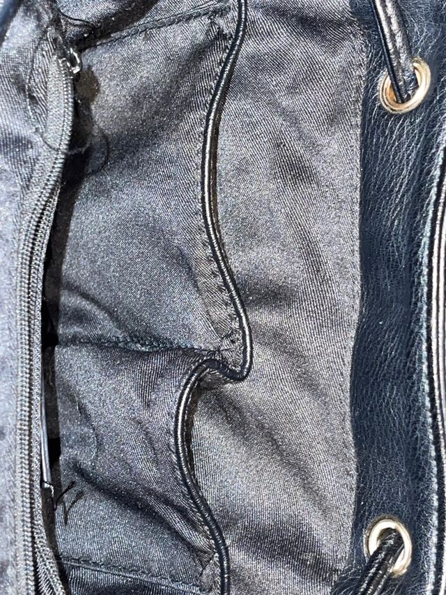 Bolso-Mochila negro, mediano.