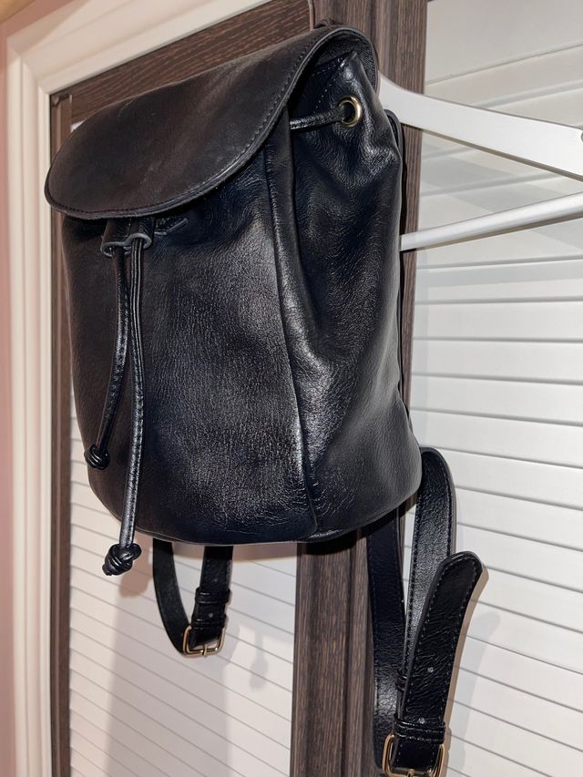 Bolso-Mochila negro, mediano.