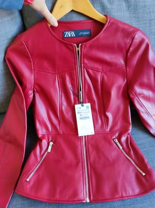 Chaqueta de cuero roja Zara XS de segunda mano por 28 EUR en Sevilla en  WALLAPOP