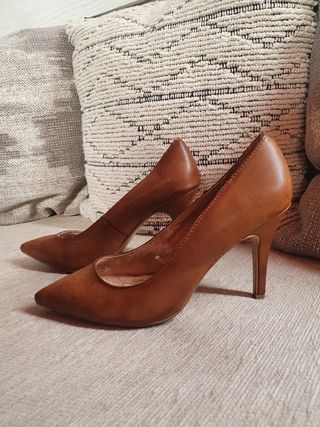 Stilettos marrones de segunda mano por 3 EUR en Fuenlabrada en WALLAPOP